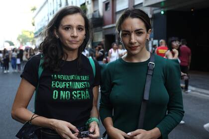 Laura Azcurra y Thelma Fardin en una de las tantas marchas convocada por diversas organizaciones feministas
