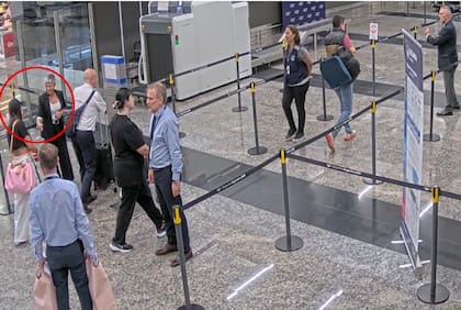 Laura Belén Arrieta en el hall del aeropuerto Jorge Newbery.