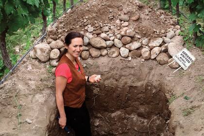 Laura Catena en uno de los pozos (calicatas) realizados en el viñedo Adrianna para estudiar su suelo