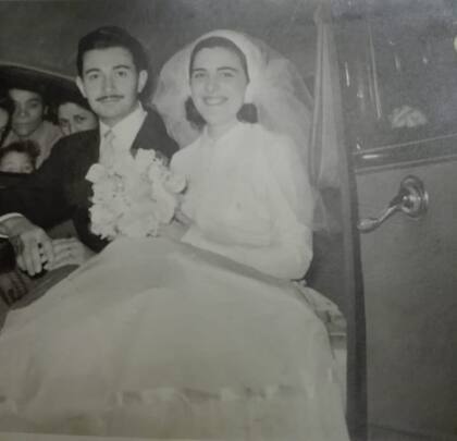 Laura con Roberto en su casamiento: su DNI no llega a las cuatro cifras