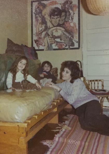 Laura con su mamá y su hermano