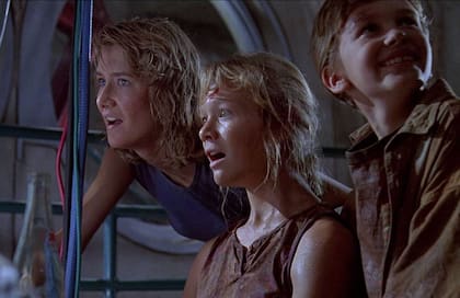 Laura Dern, Ariana Richards y Joseph Mazzello en una escena de Jurassic Park, de 1993