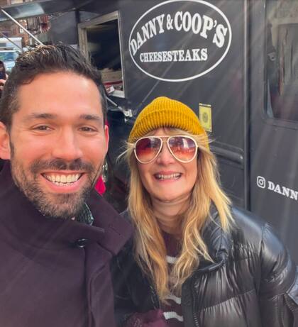 Laura Dern posa con un comensal