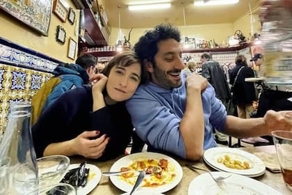 “Laura es muy relajada, nada celosa, y sabe que en mi trabajo se plantean situaciones amorosas porque el guion lo exige. Nunca se le ocurriría hacerme una escena de celos o un reclamo; no es su estilo", asegura el actor