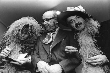 Laura Escalada, Antonio Berni y Astor Piazzolla en el cumpleaños 71 del pintor, en octubre de 1976