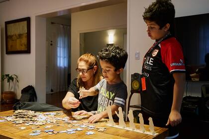 Laura Fragnito, junto a su hijos Santiago y Roberto