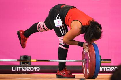 Laura Gabriela Zamora de Costa Ricas besa las pesas