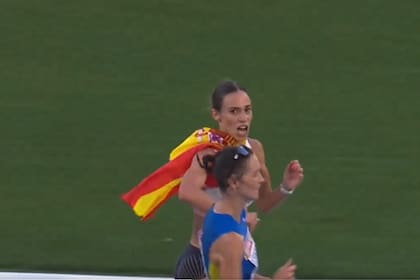 Laura García-Caro no puede creer que se le escapará la medalla de bronce, tras tomar una bandera y festejar antes de la meta; la ucraniana Liudmila Olianovska la postergó en el final.