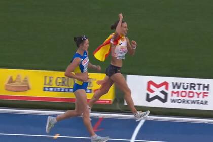 Laura García-Caro ya celebra su tercer puesto en el Campeonato de 20km marcha, pero la medalla de bronce se le escapará en el final ante el avance de la ucraniana Liudmila Olianovska.