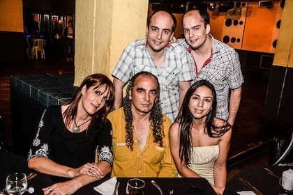 Laura, Gustavo y sus tres hijos.