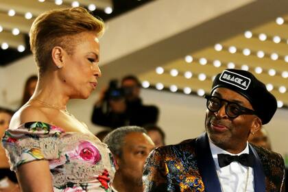 Laura Harrier y Spike Lee, en la función de gala de "Blackkklansman" en Cannes