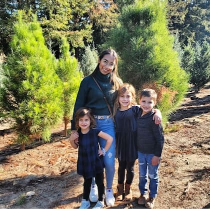 Laura junto a los chicos que cuidó por más de un año en San Francisco (Cortesía Laura Rojano)