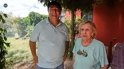 Laura junto a su hijo explica cómo es la vida en Duggan