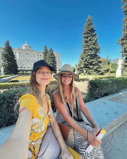 Laura junto a su madre, María Eugenia