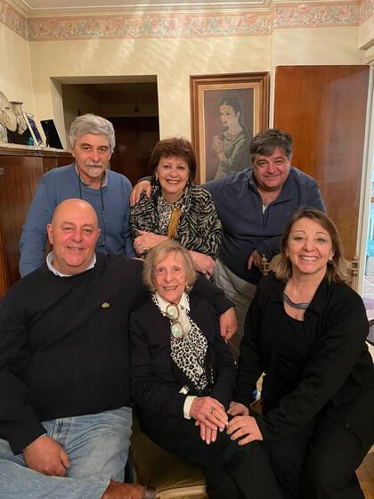 Laura junto a sus hijos: si bien no se reconoce una "madraza", siente que le proveyó de todo lo necesario a su familia