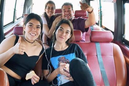 Laura junto a sus padres y hermana (Foto Instagram @laura.bucer)