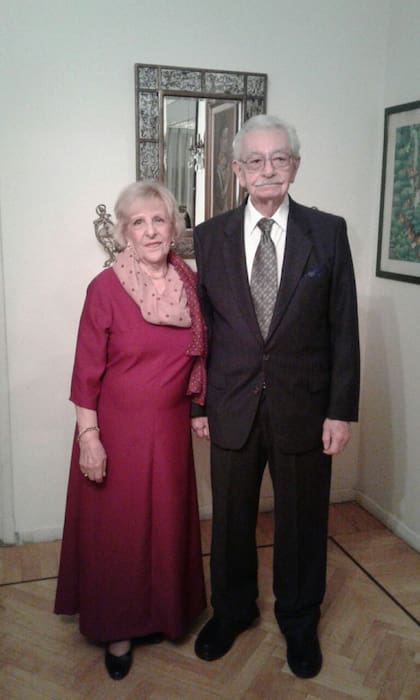 Laura junto con su esposo Roberto, a quien añora cada día y por el cual está dispuesta "a partir" si Dios lo desea