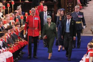 Laura, la hija de la reina Camilla –vestida de verde–, con su marido, Harry Lopes. Detrás, y a la izquierda, su hermano Tom Parker Bowles.