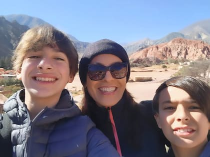 Laura Leguizamón juntos a sus dos hijos, Ivo e Ian