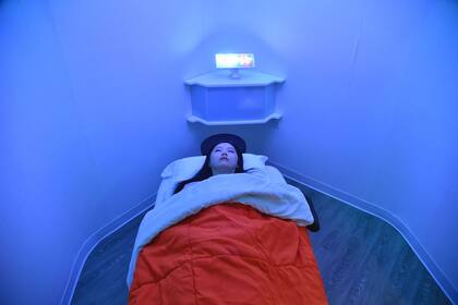 Laura Li se prepara para tomar una siesta en YeloSpa, en Nueva York, donde se puede pagar por una cabina para descansar y recargar energía sin tener que regresar al hogar