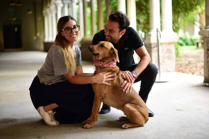 Laura Litchmaier y Diego Siekiera junto a su perro