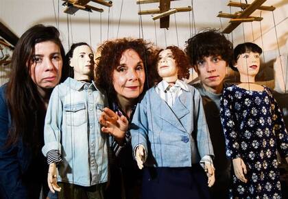 Laura López Moyano, Susana Pampín e Inés Efrón, con sus alter ego marionetas, protagonistas de Arde brillante en los bosques de la noche