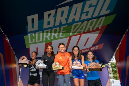 Laura Manuela Espinosa Morales (en el centro) se subió a la cima del podio de la 10K, dejando segunda a Jenifer Nascimento Silva Viana (de calza negra), que había obtenido la prueba de 5K