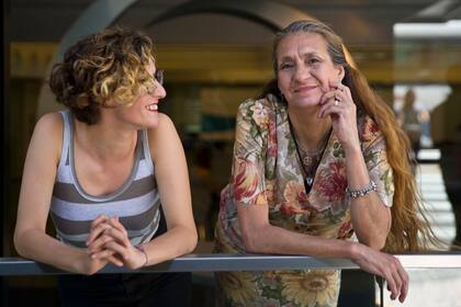 Laura Meza junto a Lucía, una de sus hijas