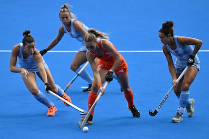 Laura Nunnink, con el control de la bocha ante las Leonas
