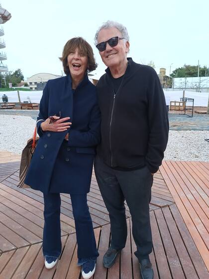 Laura Ocampo, presidenta de de DArA (Diseñadores de Interiores Argentinos Asociados), y Carlos Galli, un clásico de la calle Arenales, de la misma Asociación.