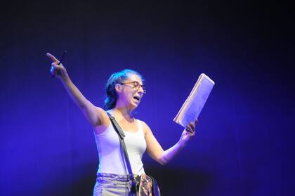 Laura Oliva es una de las actrices de la obra Varsovia 1944, que recuerda el Levantamiento de Varsovia y que se puede ver todos los sábados de agosto en el MACBA de la Ciudad de Buenos Aires