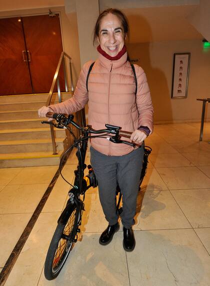 Laura Oliva muy sonriente retirándose post función en bicicleta
