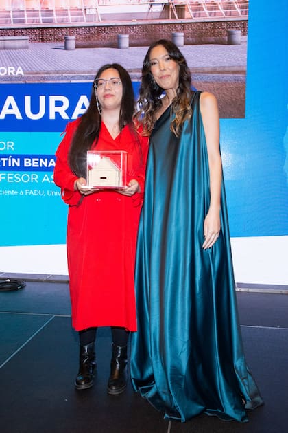 Laura Paz, la argentina que ganó el premio a la Práctica Académica, y Macarena Ramirez directora de marca por LATAM de Saint-Gobain