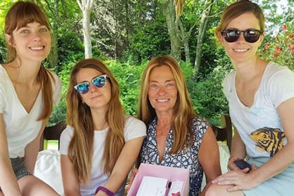 Laura, Pilar y Geni, junto a su madre María Eugenia.