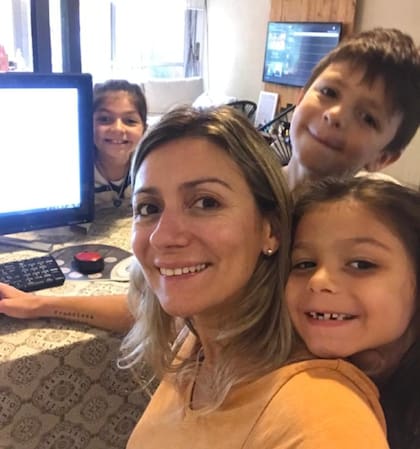 Laura Roldán y sus hijos, Catalina, Salvador y Francisca