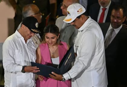 Laura Sarabia junto con los presidente Gustavo Petro, de Colombia, y Nicolás Maduro, de Venezuela