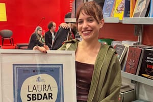Laura Sbdar recibió el Premio Internacional de Literatura Aura Estrada