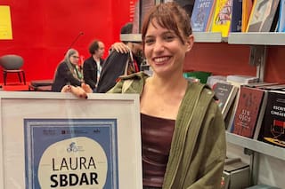Laura Sbdar recibió el Premio Internacional de Literatura Aura Estrada