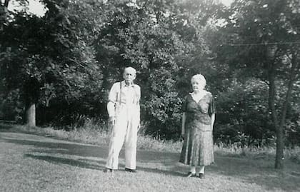 Laura se casó con Almanzo James Wilder. La pareja enfrentó numerosos desafíos: la pérdida de un hijo, enfermedades y pérdidas económicas. Finalmente se establecieron en Rocky Ridge Farm, en Missouri, donde construyeron su hogar y vivieron hasta el final de sus vidas.