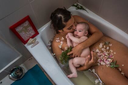 Laura Sermeño y su bebé celebran el fin de la cuarentena –el periodo en que las madres descansan bajo el cuidado de sus parientes durante 40 días después de parir– con un baño de hierbas y un masaje