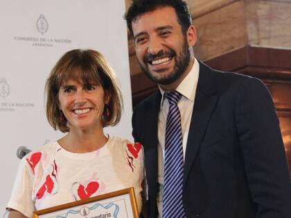 Laura Serra recibió del diputado Alejandro Cacace (Evolución Radical-San Luis) el Premio Parlamentario 2023 al diario LA NACION