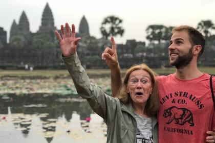 Laura Tavurek y su nieto Augusto Gentile, en Camboya
