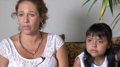 Laura Vaccarone y Rafaela, quien espera una donación de médula ósea