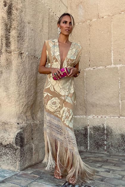 Laura Vecino, duquesa de Feria, impactó con un diseño de Johanna Ortiz de seda, corte midi y escote de vértigo, inspirado en los mantones de Manila.