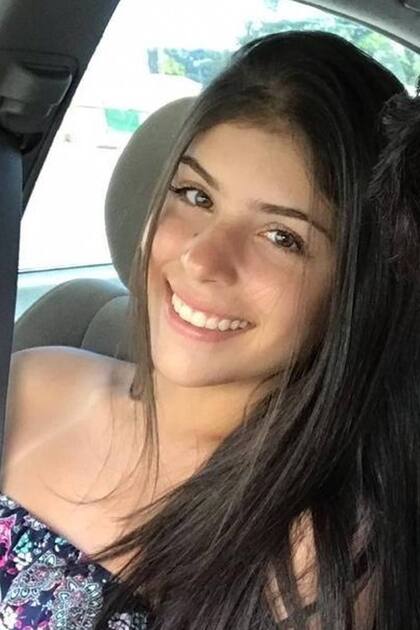 Laura Vilarinho, de 19 años, caminaba junto a su madre cuanod cayó en un agujero que se hizo en la rambla donde estaba parada