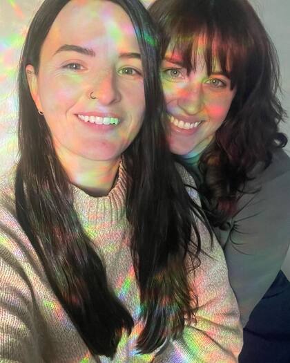 Laura y su mamá, quien al final le contó el secreto de la familia