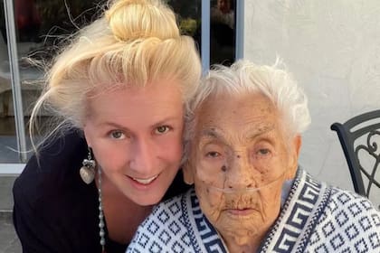 Laura Zapata y su abuela, Eva Menge