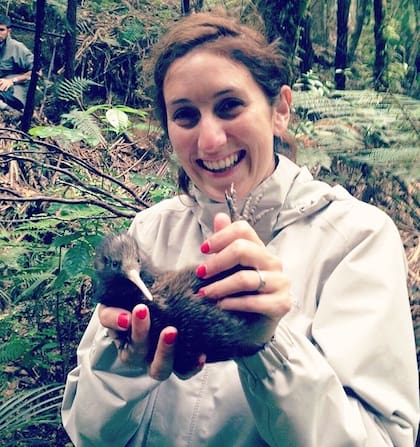 Laurean con un kiwi, un ave que no vuela, símbolo nacional de Nueva Zelanda.