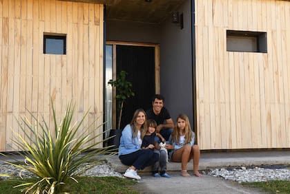 Laureano, Julia, Ema y Juan, en su hogar de Río Negro, en el cual utilizaron madera recuperada. (Foto: Alejandro Carnevale)