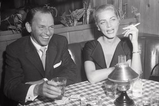 Lauren Bacall era la viuda de Humphrey Bogart, que había sido gran amigo de Sinatra, pero eso no fue obstáculo para que, a fines de los años 50, vivieran un tórrido romance frente a los ojos de todo Hollywood. Según la leyenda, él llegó a proponerle matrimonio, pero cuando el compromiso se filtró a la prensa, desapareció.

